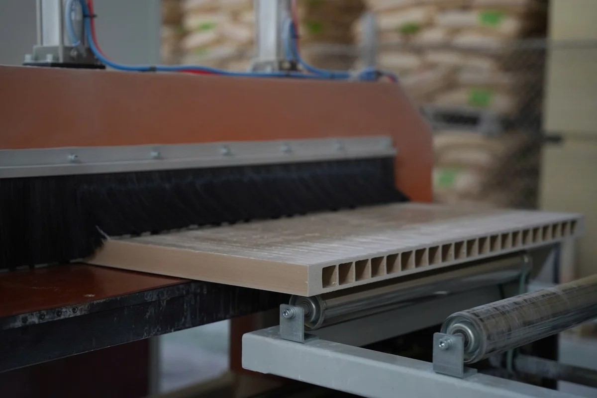 Làm sạch rác thải nhựa bằng giải pháp sản xuất... gỗ nhựa