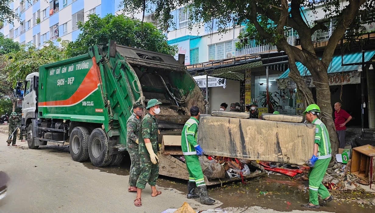 Nỗ lực sau lũ: Kêu gọi toàn dân cùng dọn rác, làm sạch Nha Trang