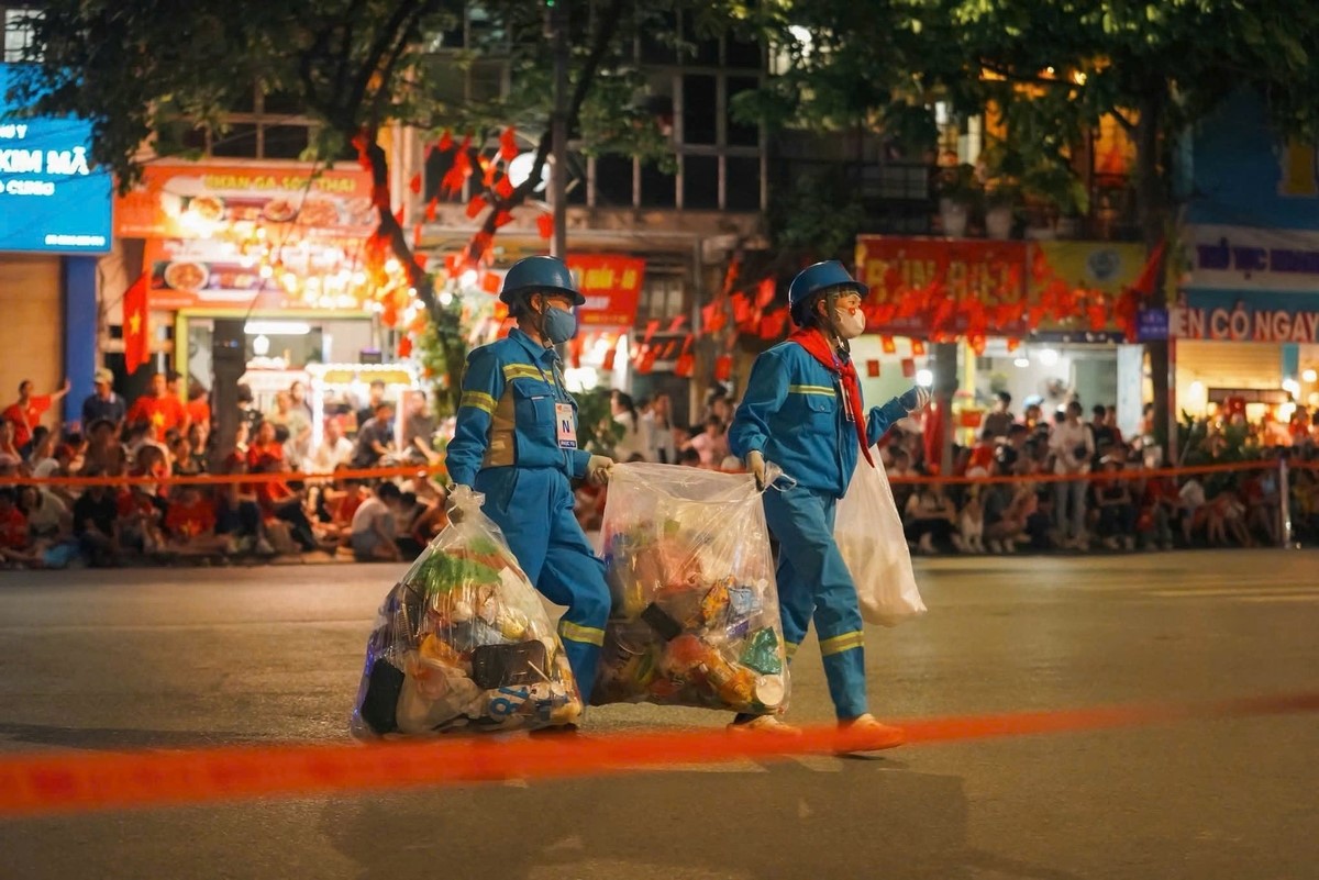 Mang rác về nhà, giữ sạch Thủ đô trong ngày hội lớn