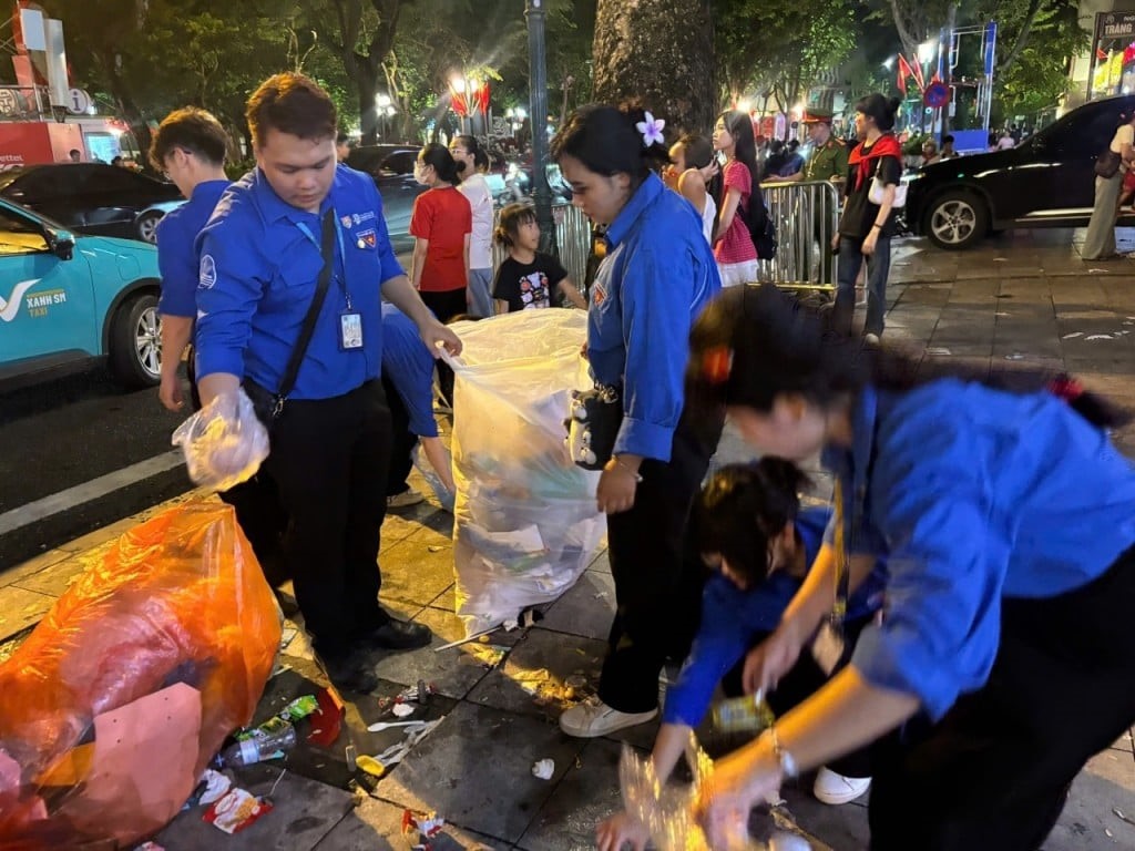 Những bóng áo xanh giữa biển người xem tổng hợp luyện A80