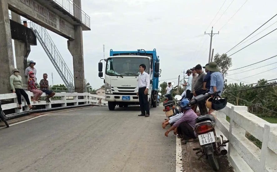 Bức xúc ô nhiễm, người dân lại chặn xe vào bãi rác An Hiệp