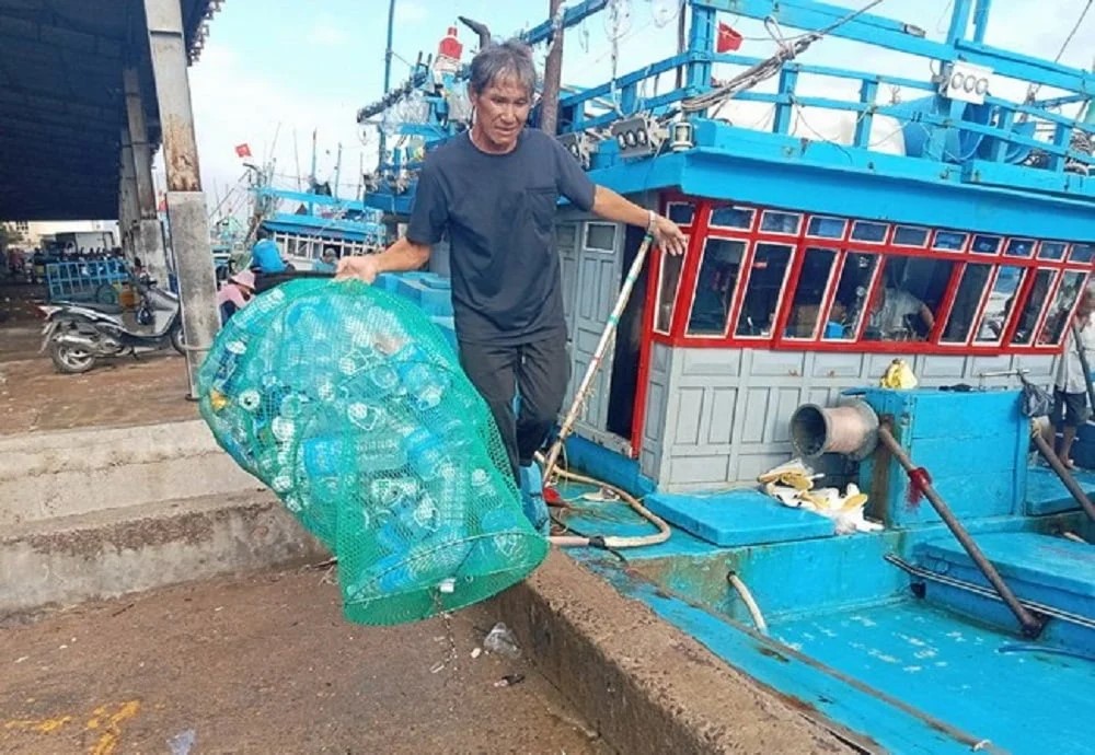 Gom rác nhựa trên tàu cá làm sạch đại dương
