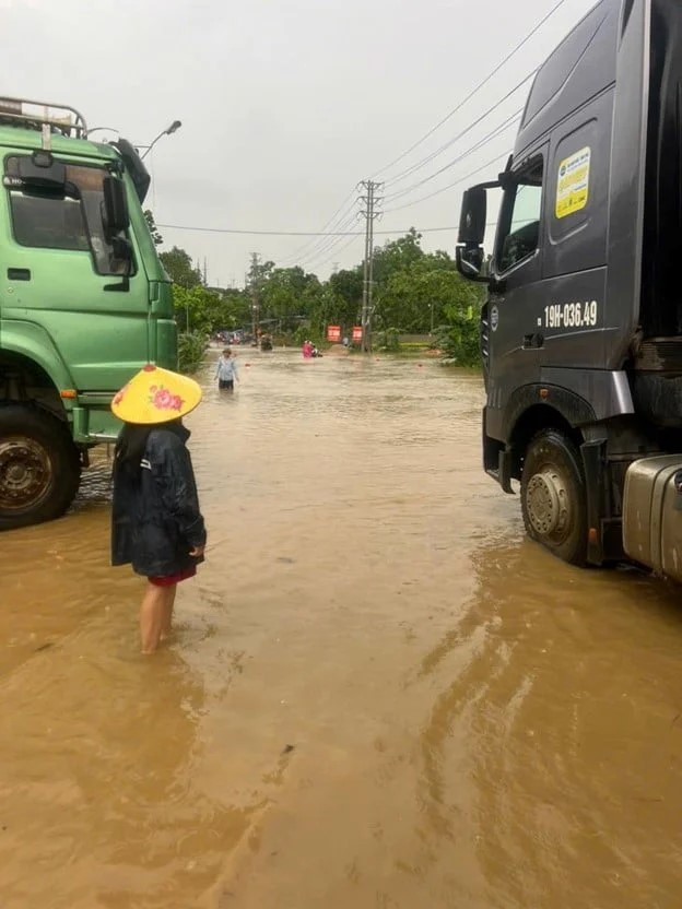 Nhiều nơi xảy ra mưa lớn, hàng chục nhà dân hư hỏng