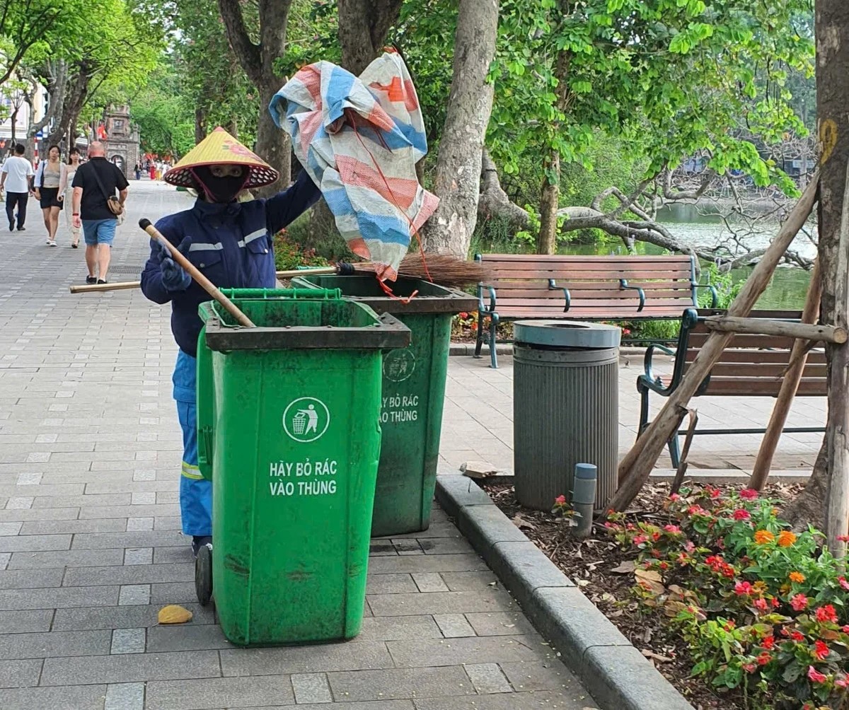Đầu tư xe thu gom rác kín, tránh phát tán mùi hôi ra môi trường