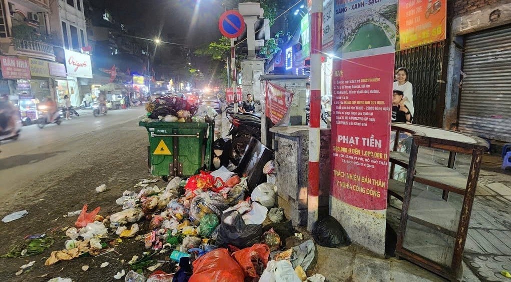Rác thải tràn lan: Khi người dân thờ ơ, biển cấm và camera... cũng bất lực