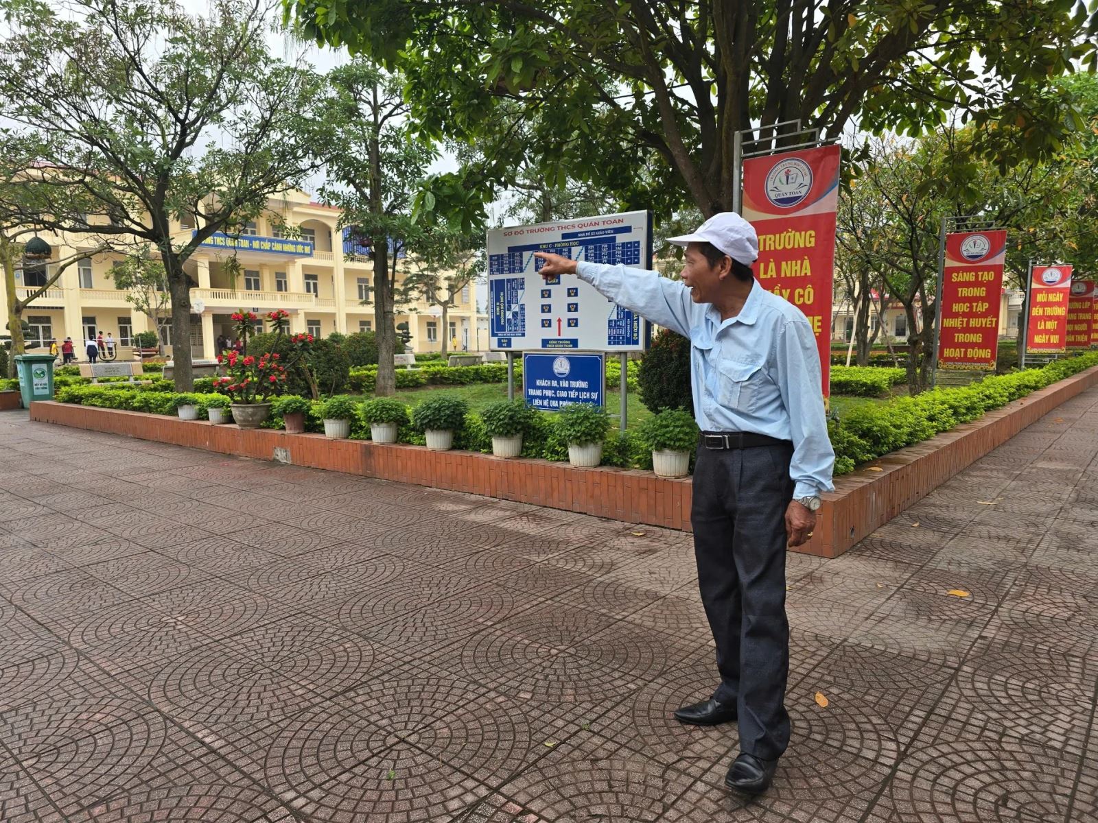 Cả trường học lo lắng vì mùi khét nhiều ngày