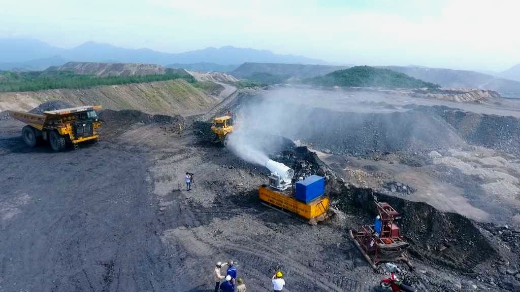 'Súng thần công' dập bụi: 'Lá chắn xanh' cho ngành than