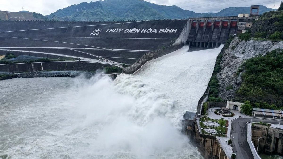 Thủy điện Hòa Bình mở thêm 1 cửa xả đáy