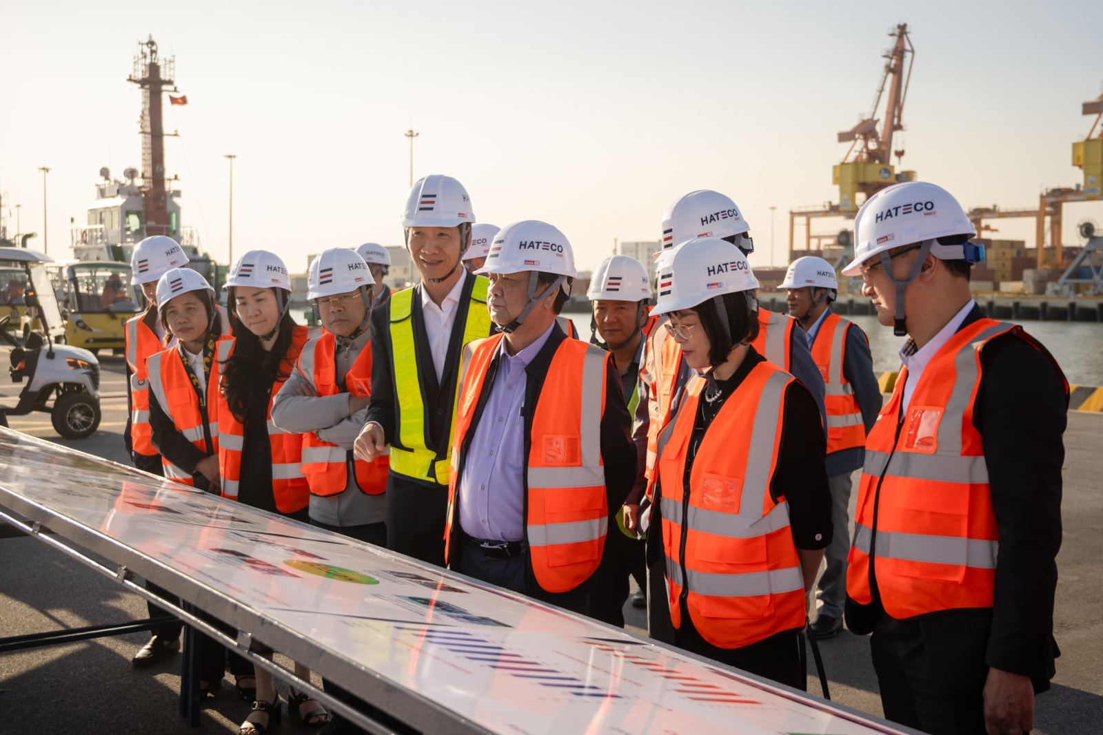 Phó Chủ tịch Quốc hội Lê Minh Hoan làm việc tại Cảng container quốc tế Hateco Hải Phòng