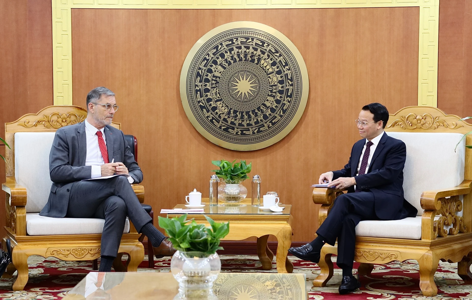 Bộ trưởng Bộ Nông nghiệp và Môi trường Đỗ Đức Duy tiếp và làm việc với Đại sứ Đặc mệnh toàn quyền Cộng hòa Pháp tại Việt Nam