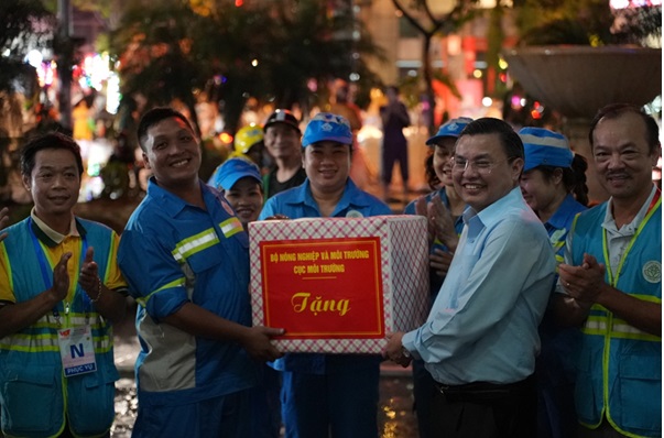 Đoàn lãnh đạo Cục Môi trường thăm, tặng quà công nhân môi trường trong dịp Đại lễ A80