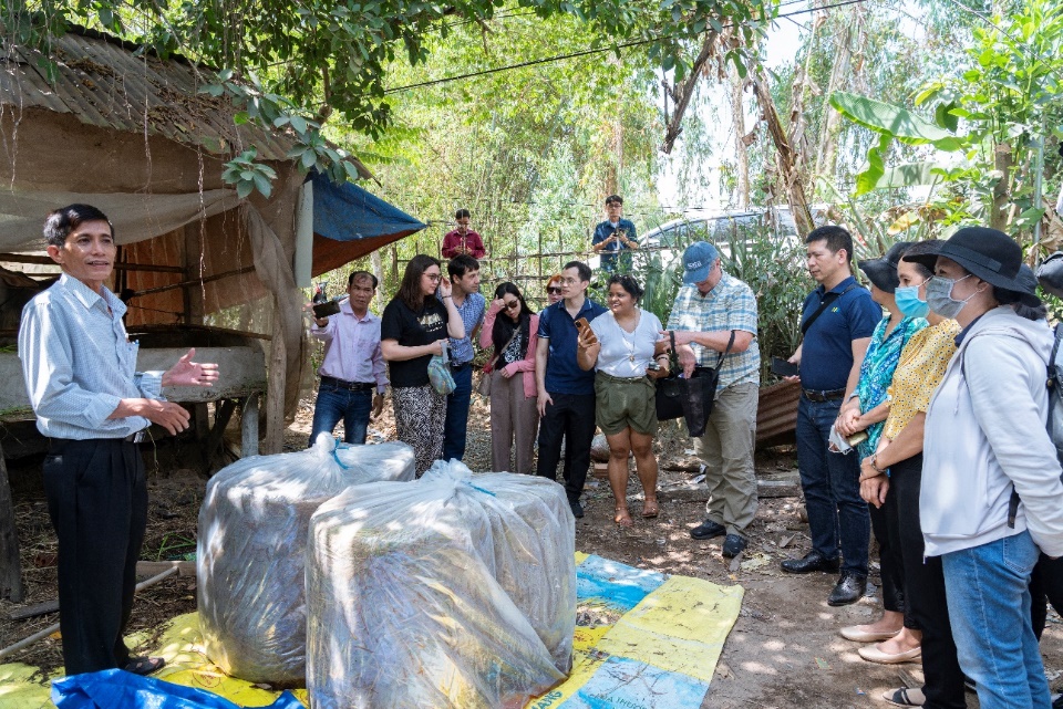 Nông dân ủ rơm rạ để làm phân bón và trồng nấm ở huyện Châu Thành, tỉnh An Giang