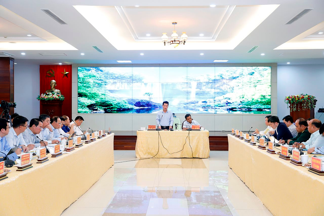 Bộ trưởng Đặng Quốc Khánh cùng Đoàn công tác của Bộ Tài nguyên và Môi trường làm việc với Ban Thường vụ Tỉnh ủy Gia lai về công tác quản lý nhà nước lĩnh vực tài nguyên và môi trường