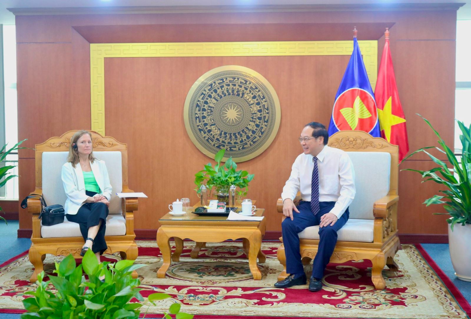 Thứ trưởng Bộ Tài nguyên và Môi trường Lê Công Thành tiếp và làm việc với Giám đốc Cơ quan Phát triển Hoa Kỳ (USAID)