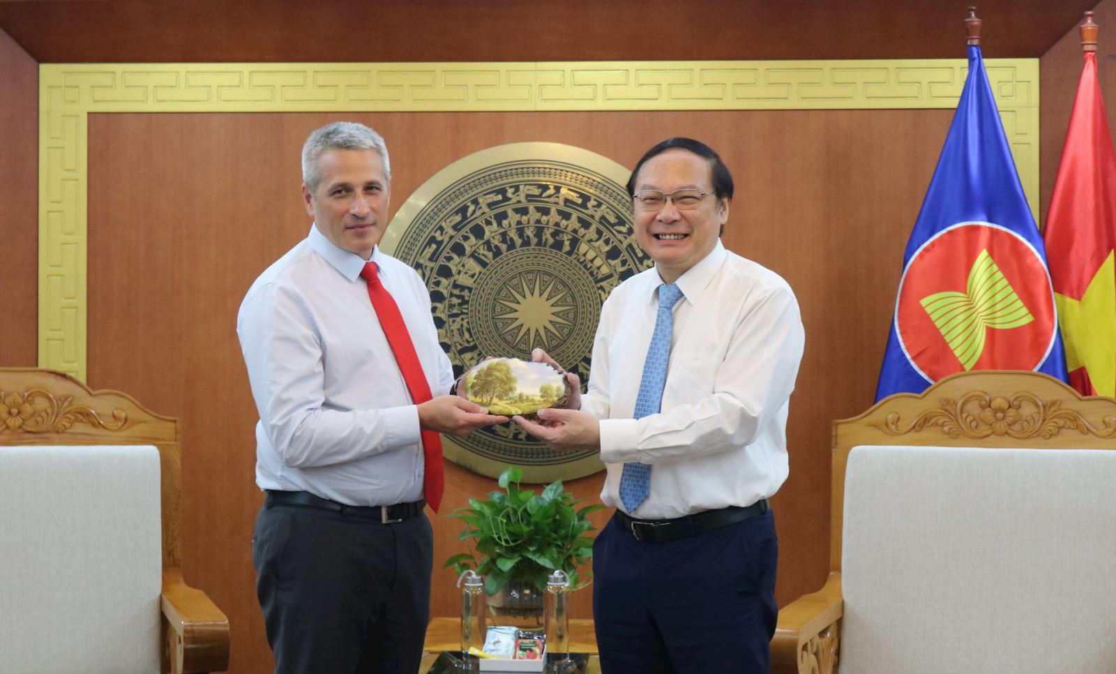 Thứ trưởng Bộ Tài nguyên và Môi trường Lê Công Thành tiếp và làm việc với Đại sứ Cộng hòa Belarus tại Việt Nam