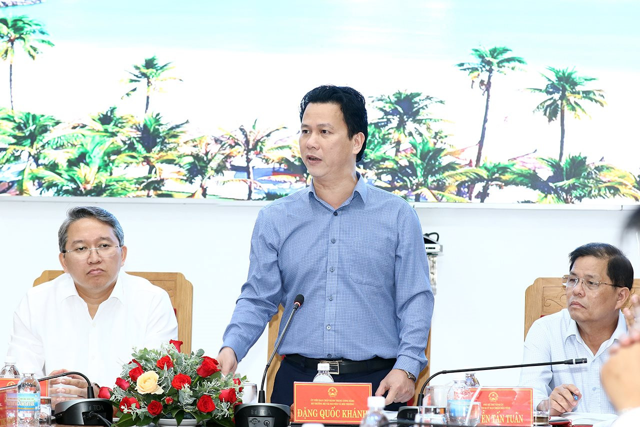 Bộ trưởng Đặng Quốc Khánh cùng Đoàn công tác của Bộ Tài nguyên và Môi trường làm việc với UBND tỉnh Khánh Hòa về công tác quản lý nhà nước trong lĩnh vực tài nguyên môi trường